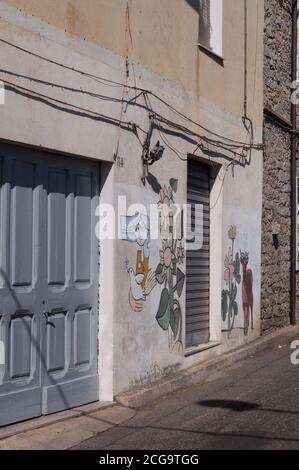 ORGOSOLO - ITALIEN - 15 AGOSTO 2020: Murales 1969 Orgosolo Italien seit etwa`s spiegeln die Wandmalereien verschiedene Aspekte der politischen Straße Sardiniens wider Stockfoto